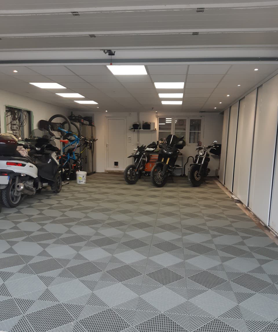 garage prive moto dalle sol quattro line